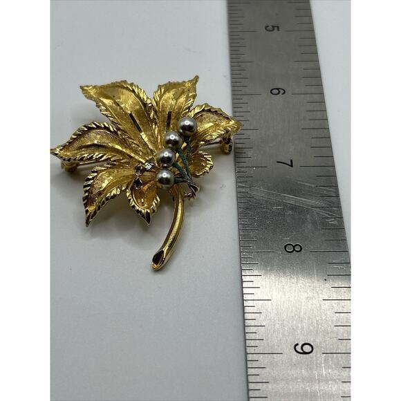 Vintage BSK Signed Brushed Gold Tone Textured Faux Pearl Leaf Brooch Pin - Picture 9 of 10